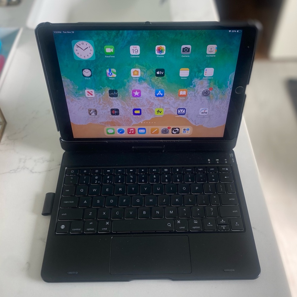 2017 iPad Pro 10.5 with QWERTY keyboard case. - Picture 10 of 13